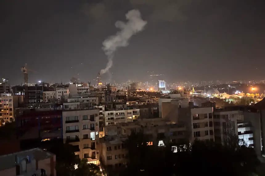 Humo se eleva desde un punto objetivo en la oleada de ataques israelíes contra Teherán, Irán, la madrugada del 13 de junio de 2025. (San/Middle East/AFP/Getty Images)