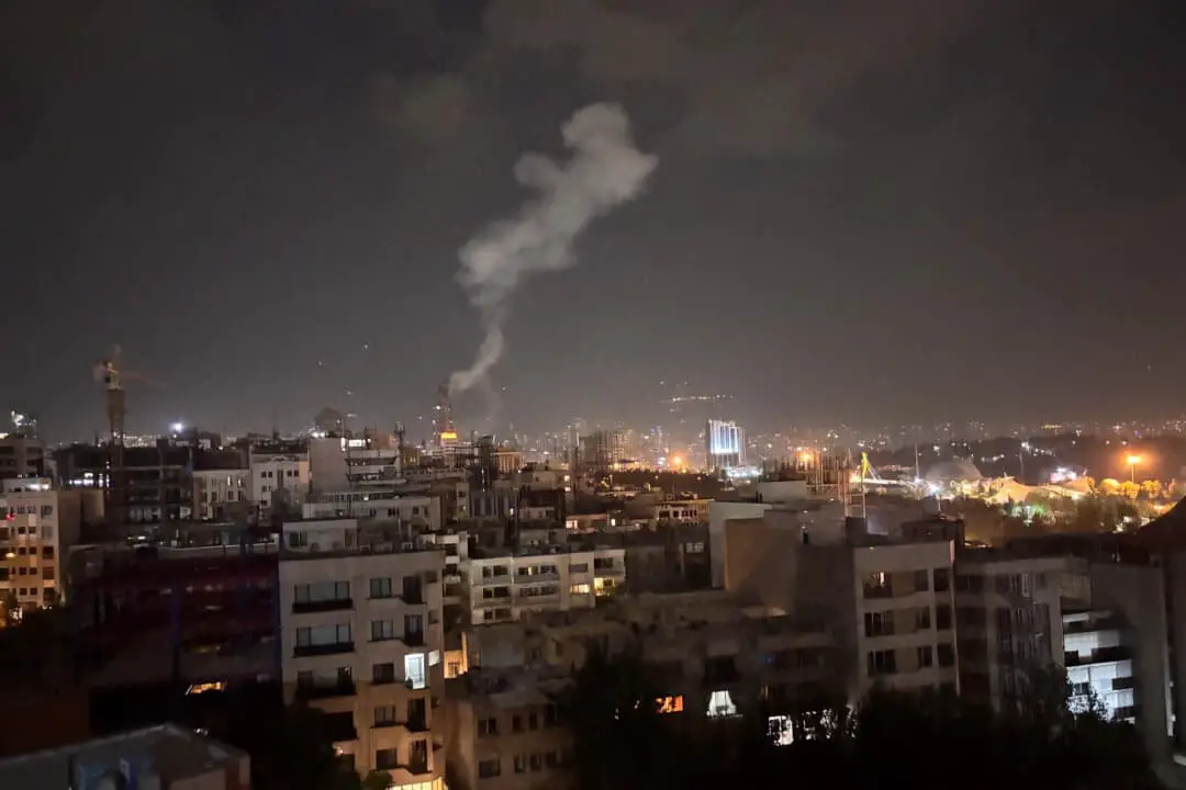 El humo se eleva desde un lugar que, según se afirma, ha sido objetivo de la oleada de ataques de Israel contra Teherán, Irán, en la madrugada del 13 de junio de 2025. (SAN/Middle East Images/AFP a través de Getty Images)