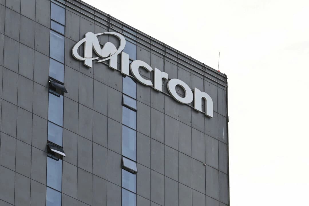 Vista de un edificio donde se encuentran las instalaciones del gigante estadounidense de semiconductores Micron en Shanghái el 22 de mayo de 2023. (Héctor Retamal/AFP a través de Getty Images)