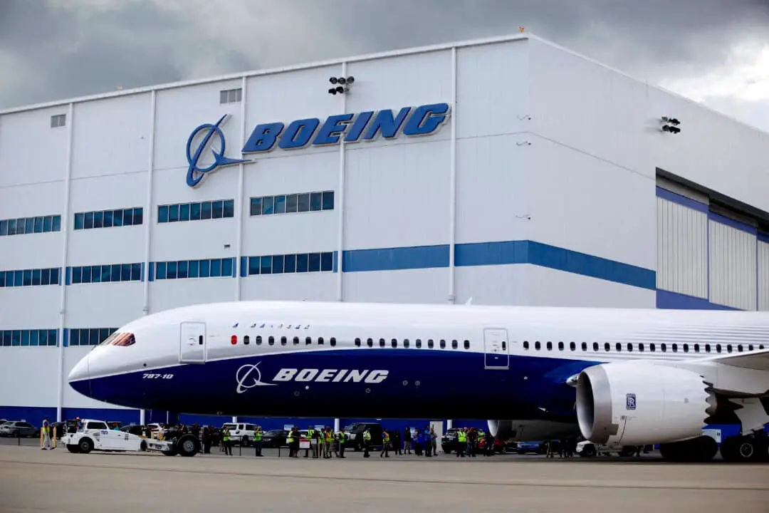 Un Boeing 787-10 Dreamliner rueda por la pista junto al edificio de montaje final de Boeing South Carolina en North Charleston, Carolina del Sur. (Randall Hill/Reuters/Foto de archivo).