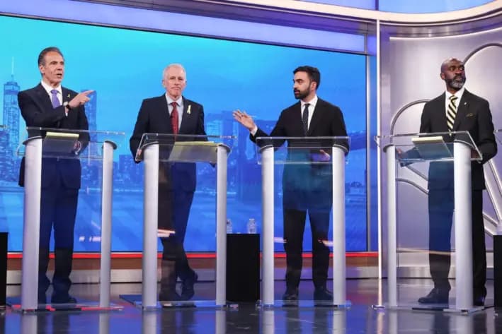 Los candidatos demócratas a la alcaldía, Andrew Cuomo (izq.) y Zohran Mamdani (2d.), presentan argumentos mientras Whitney Tilson (2d.) y Michael Blake (der.) observan durante un debate de las primarias demócratas para la alcaldía, en los estudios del 30 Rockefeller Center de la NBC, en Nueva York, el 4 de junio de 2025. (YUKI IWAMURA/POOL/AFP vía Getty Images)