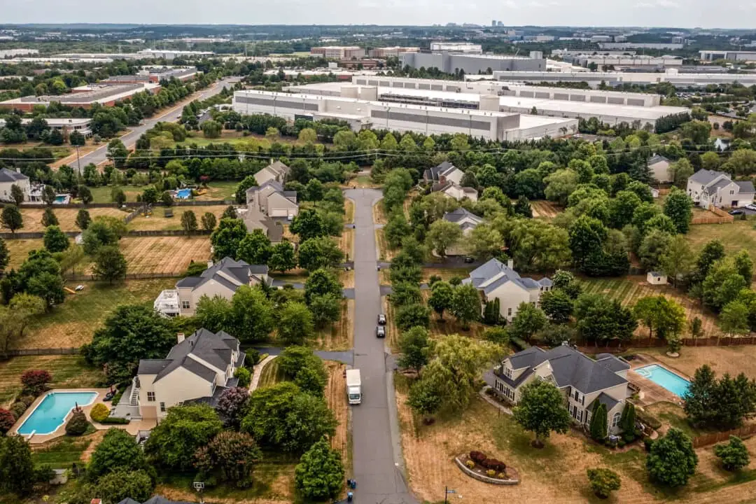 En una vista aérea, se ven centros de datos cerca de un barrio de Ashburn, Virginia, el 17 de julio de 2024. El norte de Virginia, conocido como "Data Center Alley" (el callejón de los centros de datos), alberga la mayor concentración de centros de datos del mundo. (Nathan Howard/Getty Images).