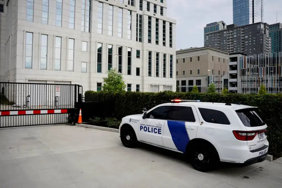 Un vehículo del Departamento de Seguridad Nacional se encuentra frente al edificio federal Fred D. Thompson, que alberga la Corte Federal del Distrito Medio de Tennessee, donde Kilmar Abrego García, deportado de Maryland (EE. UU.) a El Salvador por la administración del presidente Donald Trump, se enfrenta a cargos penales, en Nashville (Tennessee, EE. UU.), el 6 de junio de 2025. (REUTERS/Seth Herald)
