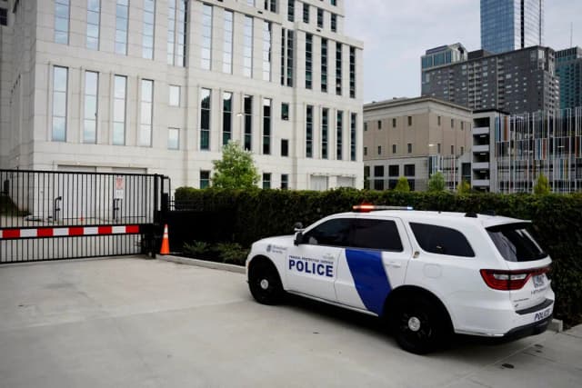 Un vehículo del Departamento de Seguridad Nacional se encuentra frente al edificio federal Fred D. Thompson, que alberga la Corte Federal del Distrito Medio de Tennessee, donde Kilmar Abrego García, deportado de Maryland (EE. UU.) a El Salvador por la administración del presidente Donald Trump, se enfrenta a cargos penales, en Nashville (Tennessee, EE. UU.), el 6 de junio de 2025. (REUTERS/Seth Herald)
