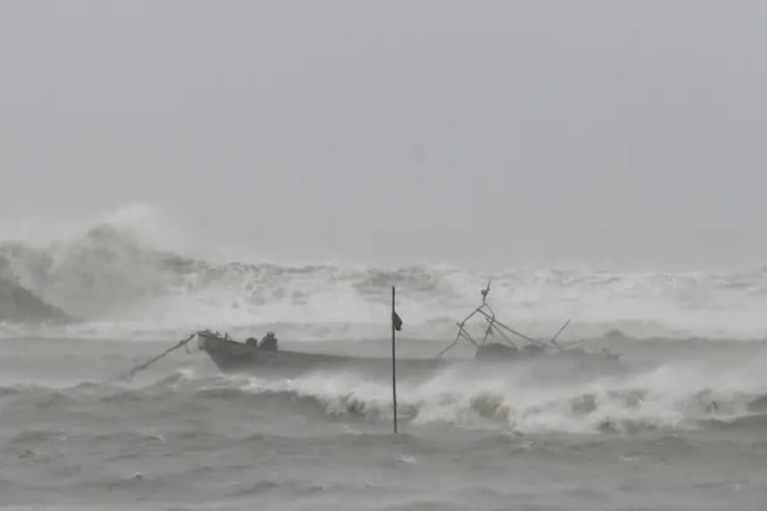 Un barco pesquero atraca para refugiarse en las aguas cercanas a una plaza costera en la ciudad de Yinggehai, condado autónomo de la etnia li de Ledong, provincia de Hainan, sur de China, el 13 de junio de 2025. EFE/EPA/XINHUA/Yang Guanyu