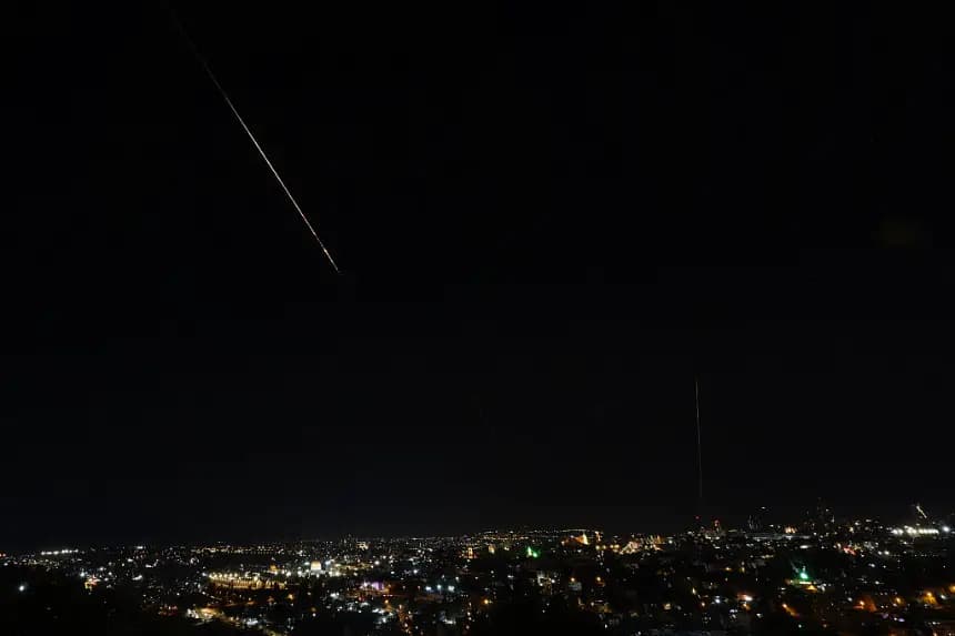 Restos de un misil disparado desde Irán hacia Israel dejan una estela en el cielo nocturno sobre Jerusalén tras ser interceptado el 13 de junio de 2025. (Ahmad Gharabli/AFP vía Getty Images)