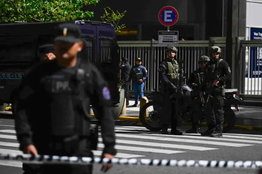 Agentes de la Policía Federal vigilan la Avenida Mayo durante un operativo de seguridad en torno a la embajada de Israel en Buenos Aires tras una amenaza de bomba, el 18 de octubre de 2023. (Luis Robayo/AFP vía Getty Images)