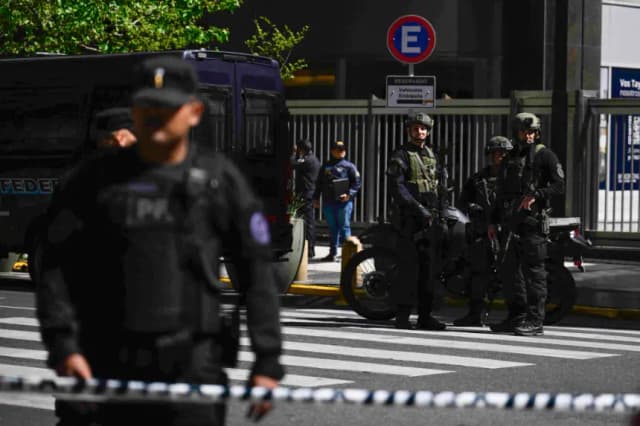 Agentes de la Policía Federal vigilan la Avenida Mayo durante un operativo de seguridad en torno a la embajada de Israel en Buenos Aires tras una amenaza de bomba, el 18 de octubre de 2023. (Luis Robayo/AFP vía Getty Images)