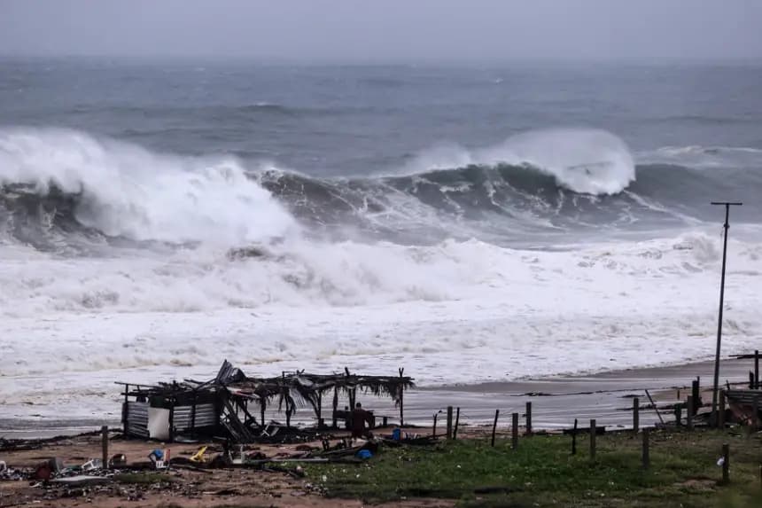 Fotografía de archivo que muestra la lluvia y el fuerte oleaje en el puerto de Acapulco, en el estado de Guerrero (México). EFE/ David Guzmán.