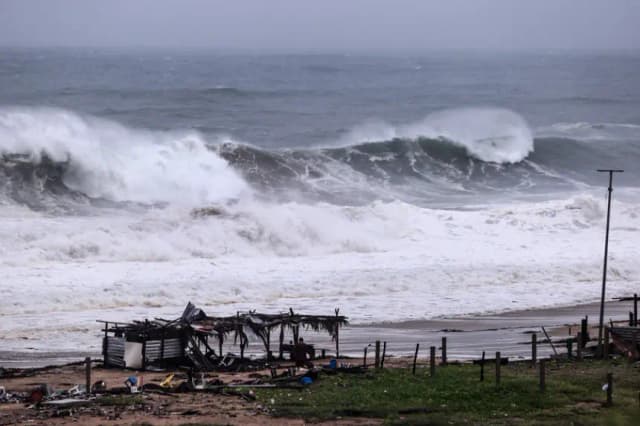 Fotografía de archivo que muestra la lluvia y el fuerte oleaje en el puerto de Acapulco, en el estado de Guerrero (México). EFE/ David Guzmán.