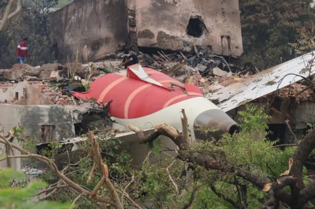 Hallan una caja negra del vuelo de Air India siniestrado en la azotea de un edificio