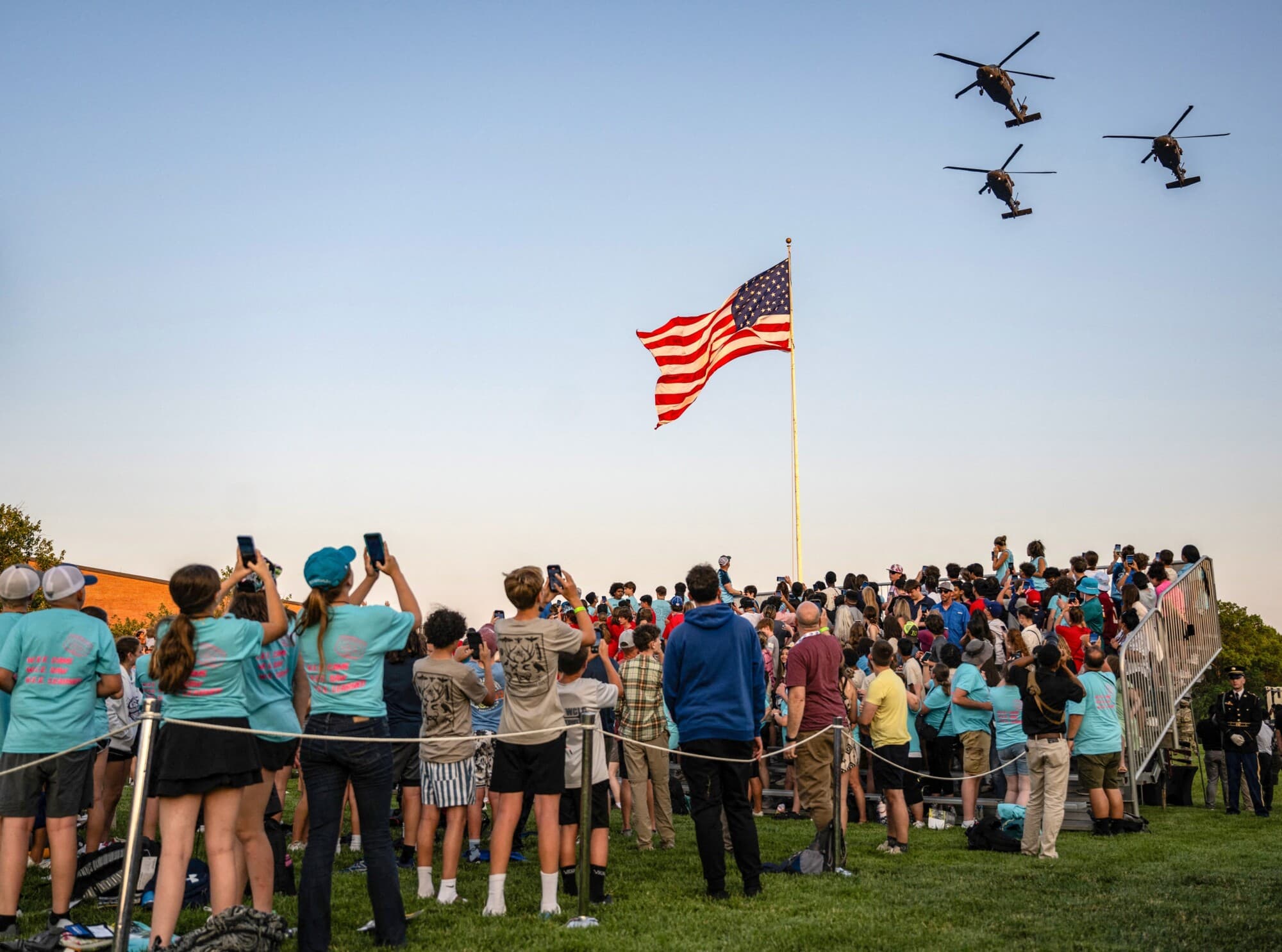 Helicópteros Blackhawk sobrevuelan al final del evento Twilight Tattoo del Ejército de los Estados Unidos en la Base Conjunta Myer-Henderson Hall en Arlington, Virginia, el 11 de junio de 2025. El evento cuenta con la participación de soldados de las unidades ceremoniales del Distrito Militar de Washington del Ejército de los Estados Unidos. (Andrew Caballero-Reynolds/AFP a través de Getty Images).