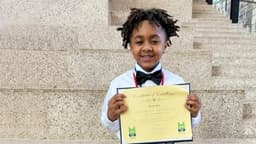 Niño de 6 años es considerado héroe tras saltar frente a un auto para salvar a su hermana de 2 años