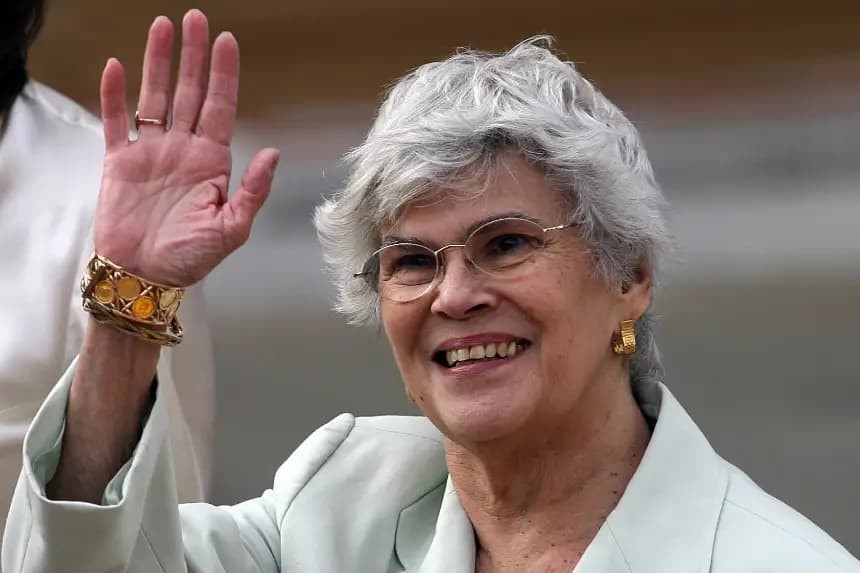 La expresidenta nicaragüense, Violeta Barrios de Chamorro, saluda al llegar para asistir a la toma de posesión del presidente electo Daniel Ortega el 10 de enero de 2007, en Managua (Nicaragua). (Yuri Cortez/AFP vía Getty Images)