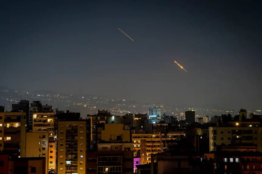 Misiles iraníes e interceptores israelíes iluminan el cielo de Beirut, Líbano, el 14 de junio de 2025. (Nael Chahine/Middle East Images/AFP vía Getty Images)