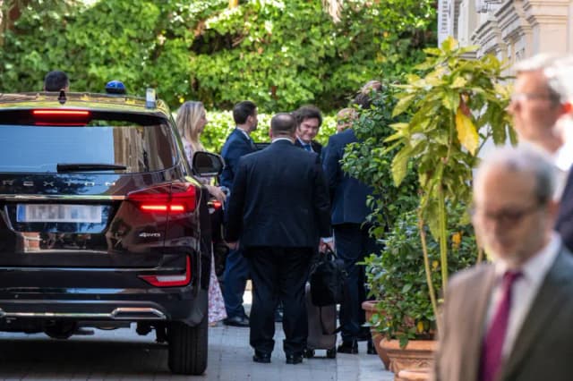 El presidente de Argentina, Javir Milei (c-d), a su llegada a la embajada de Argentina en Madrid, donde se reunirá con empresarios, el 14 de junio de 2025. EFE/Fernando Villar
