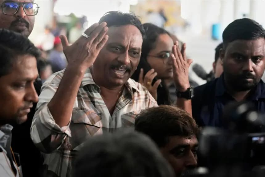 Ayub Sheikh hace un gesto de enojo mientras espera los cuerpos de cuatro familiares que murieron en el accidente aéreo de Air India, en un hospital de Ahmedabad, India, el 14 de junio de 2025. Rafiq Maqbool/AP Photo