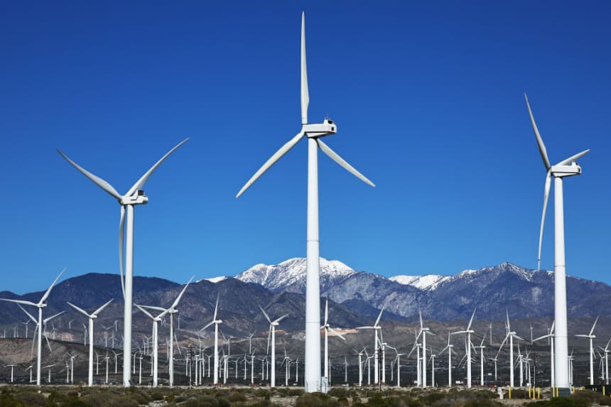 Las turbinas eólicas funcionan en un parque eólico el 6 de marzo de 2024 cerca de Palm Springs, California. (Mario Tama/Getty Images)