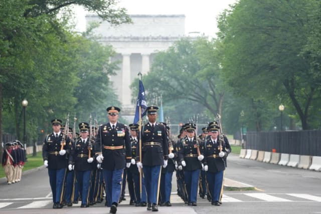 Miembros del Ejército de EE. UU. desfilan por la Avenida de la Constitución en el desfile del 250 aniversario del Ejército de EE. UU. en Washington, el 14 de junio de 2025. (Andrew Leyden/Getty Images)
