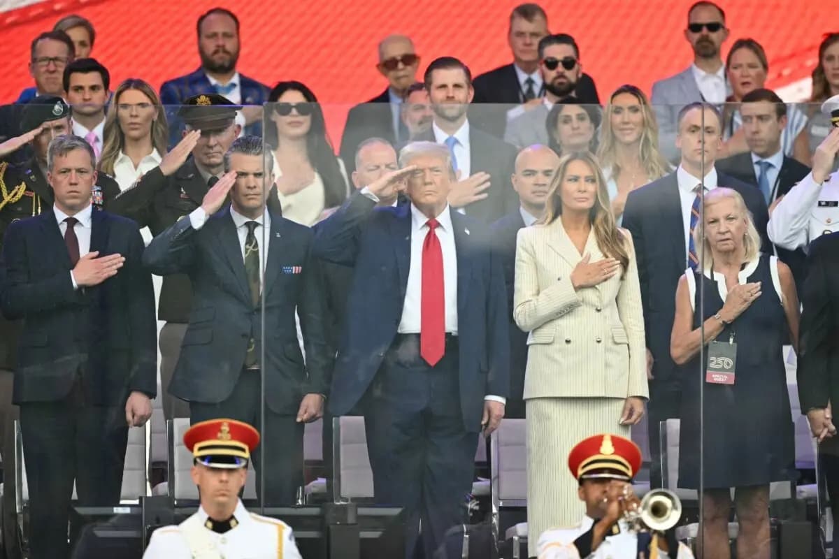 El presidente Donald Trump (C) saluda junto a la primera dama Melania Trump durante el desfile del 250.º aniversario del Ejército en Washington el 14 de junio de 2025. (Mandel Ngan/AFP a través de Getty Images)