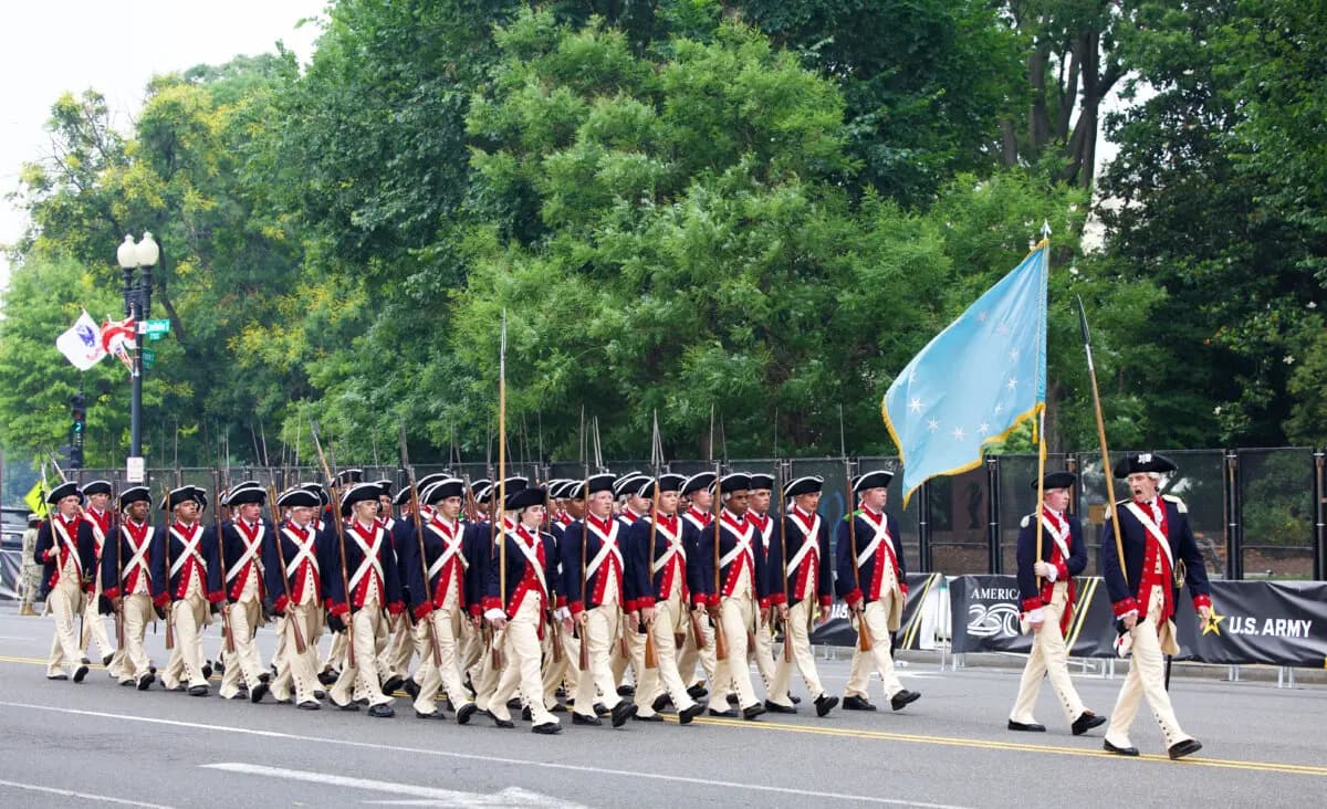 Miembros del ejército estadounidense con uniformes de la Guerra de la Independencia desfilan por la Avenida de la Constitución durante el desfile del 250 aniversario del Ejército en Washington el 14 de junio de 2025. (Amid Farahi/AFP a través de Getty Images)