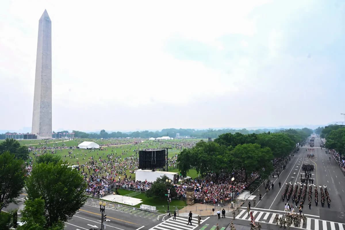 El Monumento a Washington se ve mientras las tropas desfilan durante el desfile del 250 aniversario del Ejército en Washington el 14 de junio de 2025. (Alex Wroblewski/AFP a través de Getty Images)