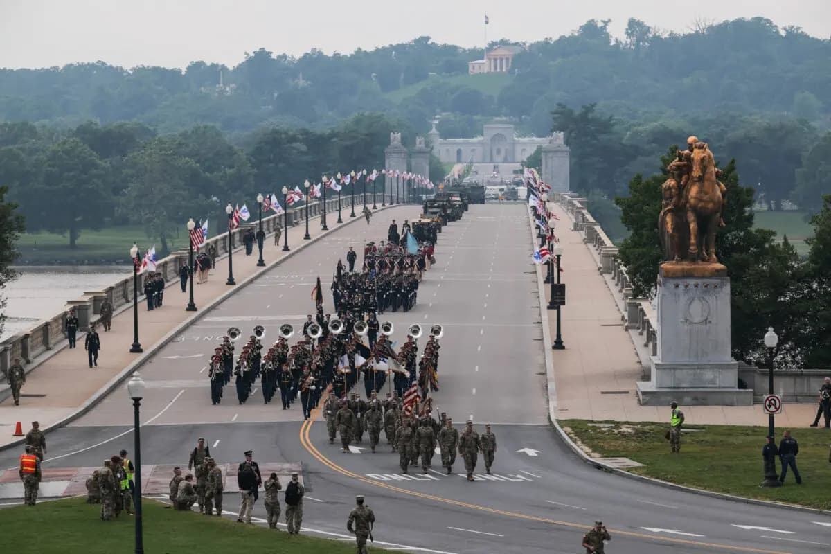 WASHINGTON, DC - 14 DE JUNIO: Miembros del Ejército de los Estados Unidos cruzan el puente Arlington Memorial Bridge para iniciar el desfile por la Avenida de la Constitución con motivo del 250 aniversario del Ejército de los Estados Unidos El Ejército de los Estados Unidos celebra su 250.º aniversario con un desfile militar en el que participan aproximadamente 6600 soldados, 150 vehículos y más de 50 aeronaves. El desfile, que coincide con el 79.º cumpleaños del presidente Donald Trump, tiene como objetivo narrar la historia del Ejército. (Foto de Kayla Bartkowski/Getty Images)