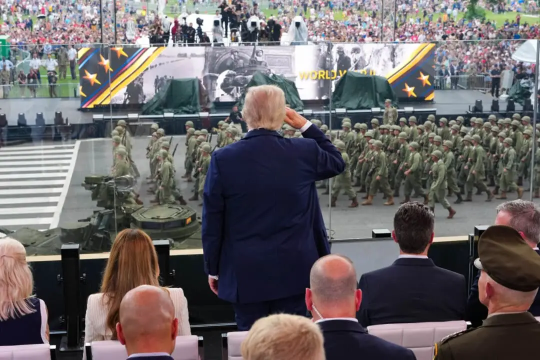 El presidente Donald Trump se pone en pie y saluda a las tropas durante la celebración del 250.º aniversario del Ejército en el National Mall el 14 de junio de 2025. (Doug Mills - Pool/Getty Images)