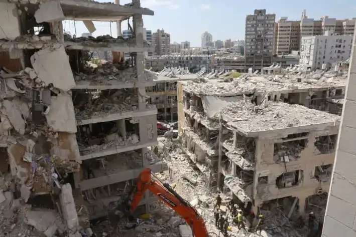 Rescatistas israelíes buscan entre los escombros de edificios gravemente dañados, tras un ataque con misiles iraníes durante la noche en Bat Yam, Israel, el 15 de junio de 2025. (Gil Cohen-Magen /AFP vía Getty Images)