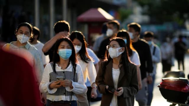 A medida que el COVID-19 sigue propagándose en China, médicos prevén un pico importante en julio