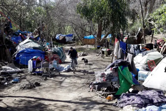 Tiendas de campaña instaladas a lo largo de un camino en The Jungle, un campamento de personas sin hogar en San José, California, el 11 de marzo de 2014. (Marcio Jose Sanchez/AP Photo)