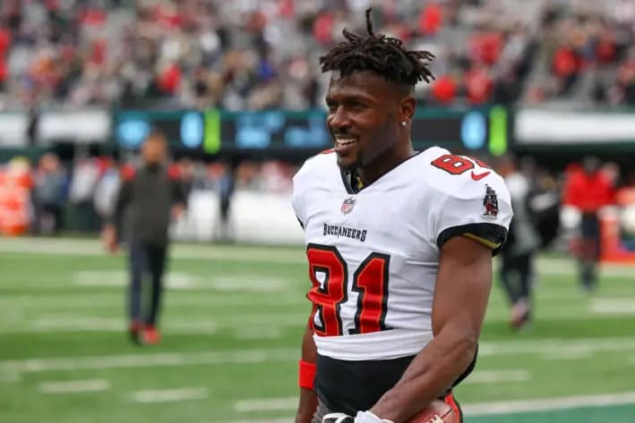 El receptor abierto de los Tampa Bay Buccaneers, Antonio Brown (81), en el campo, antes de un partido de la NFL contra los New York Jets en el MetLife Stadium, en East Rutherford, Nueva Jersey, el 2 de enero de 2022. (Vincent Carchietta/USA TODAY Sports vía Reuters)