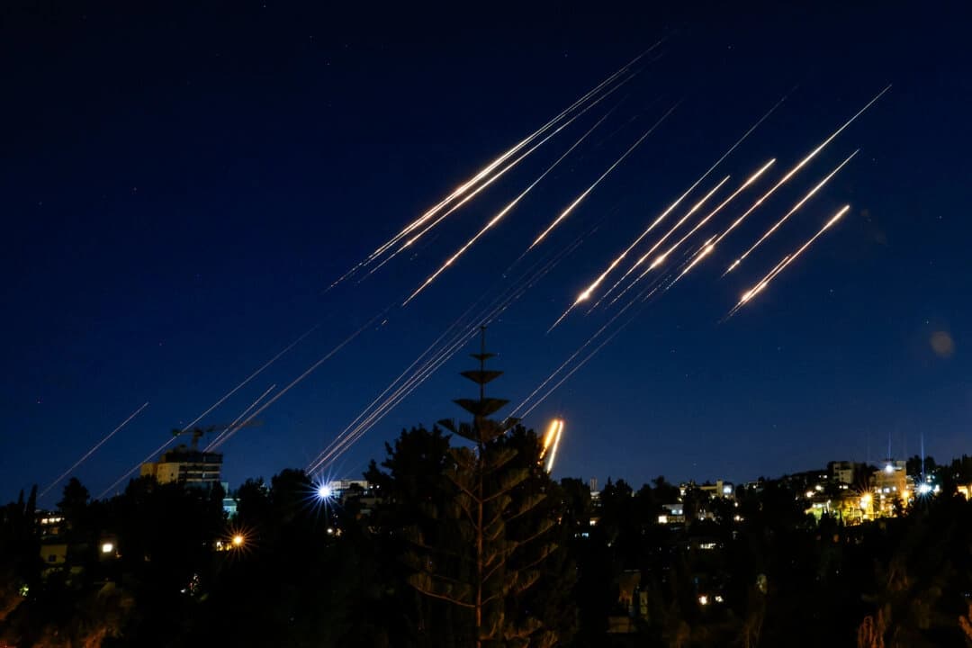 Misiles lanzados desde Irán sobre el cielo nocturno de Jerusalén el 14 de junio de 2025. Israel e Irán intercambiaron disparos el 14 de junio, un día después de que Israel lanzara bombardeos aéreos que alcanzaron instalaciones nucleares iraníes y mataron a altos mandos militares. (Menahem Kahan/AFP a través de Getty Images)
