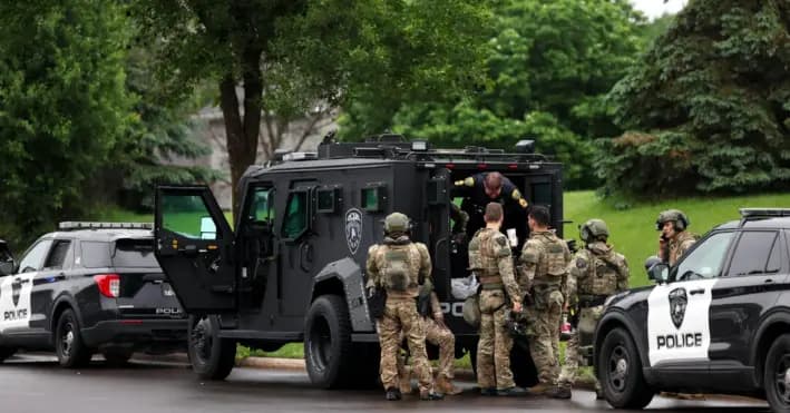 Oficiales apostados en una zona de preparación después de lo que la policía dijo que fue un tiroteo selectivo en el área alrededor del campo de golf de Edimburgo, en el suburbio de Minneapolis de Brooklyn Park, Minnesota, el 14 de junio de 2025. (Ellen Schmidt/Reuters)