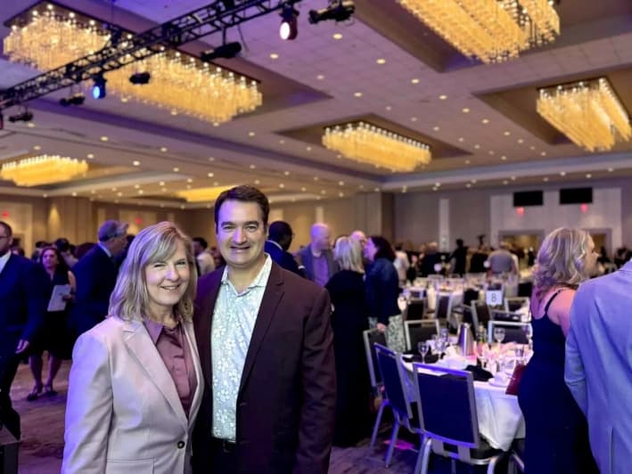 Melissa Hortman, expresidenta de la Asamblea, y su esposo Mark posan para una fotografía en la cena anual Humphrey-Mondale en Minneapolis, Minnesota, el 13 de junio de 2025. (Minnesota House DFL Caucus/Handout vía Reuters)