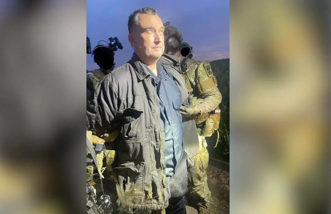 Vance Luther Boelter, el hombre acusado de asesinar al líder demócrata de la Cámara de Representantes de Minnesota, en el momento de su detención el 15 de junio de 2025. (Oficina del sheriff del condado de Ramsey a través de AP)
