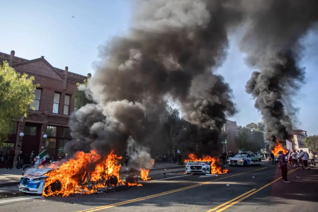 Vehículos autónomos incendiados en Los Ángeles el 8 de junio de 2025. (Apu Gomes/Getty Images)