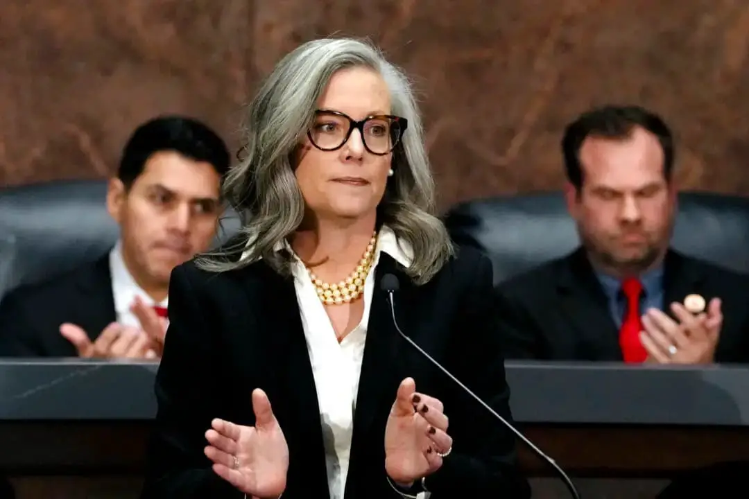 La gobernadora de Arizona, Katie Hobbs (C), pronuncia el discurso sobre el estado del estado en la Cámara de Representantes del Capitolio en Phoenix el 13 de enero de 2025. (Ross D. Franklin/AP Photo)
