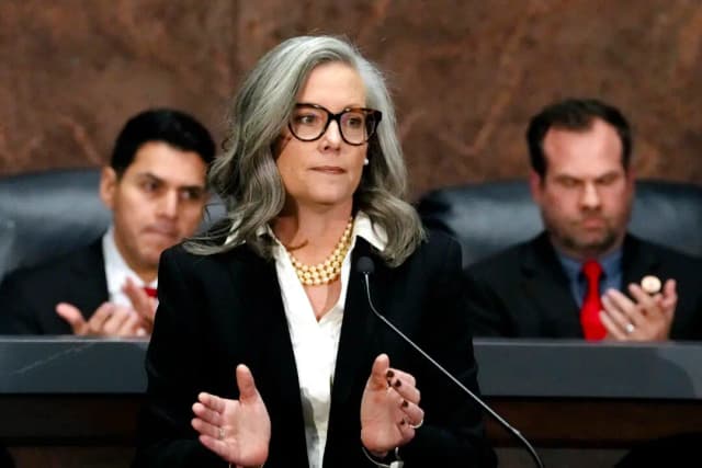 La gobernadora de Arizona, Katie Hobbs (C), pronuncia el discurso sobre el estado del estado en la Cámara de Representantes del Capitolio en Phoenix el 13 de enero de 2025. (Ross D. Franklin/AP Photo)
