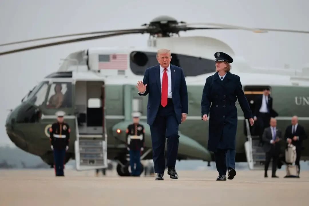 El presidente Donald Trump camina por la pista antes de subir al Air Force One para viajar a la cumbre de líderes del G-7 en Canadá, en la Base Conjunta Andrews, Maryland, el 15 de junio de 2025. (Chip Somodevilla/Getty Images)
