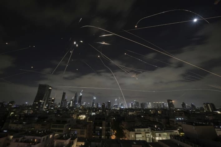 Irán mantiene bombardeo de misiles sobre ciudades israelíes en el cuarto día del conflicto