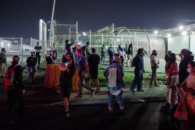 Manifestantes se reúnen frente al centro de detención Delaney Hall durante las protestas contra las operaciones federales de control de la inmigración, en Newark, Nueva Jersey, el 12 de junio de 2025. (Olga Fedorova/AP Photo)