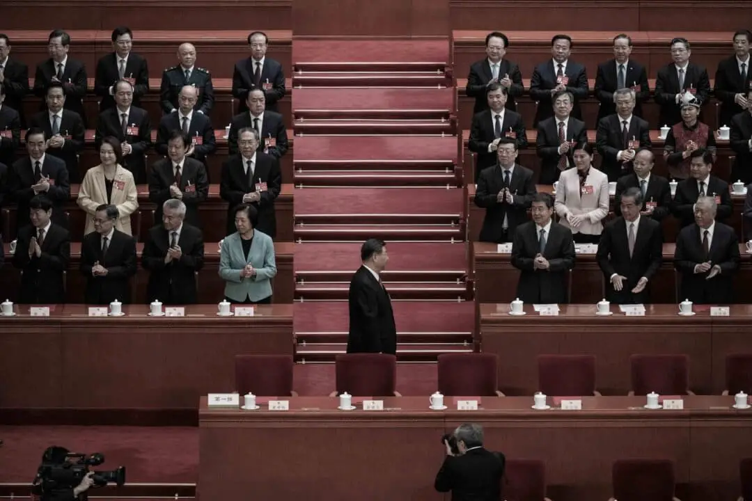 El líder chino Xi Jinping (C) es aplaudido a su llegada a la sesión de clausura de la Asamblea Popular Nacional en el Gran Salón del Pueblo en Beijing, China, el 11 de marzo de 2024. (Kevin Frayer/Getty Images).