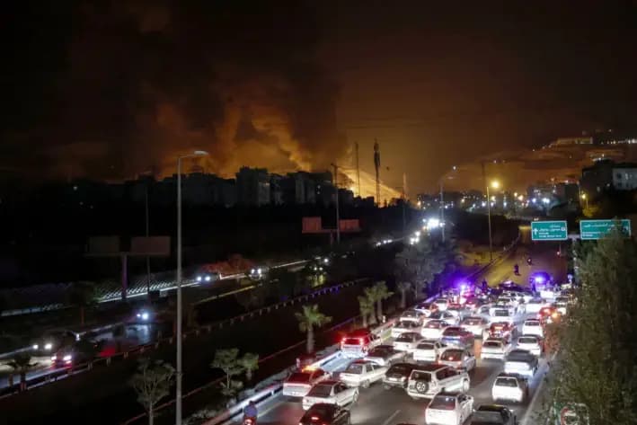 Vehículos bloquean una autopista mientras se desata un incendio en los depósitos de petróleo de Shahran, al noroeste de Teherán, el 15 de junio de 2025. (Atta Kenare/AFP vía Getty Images)