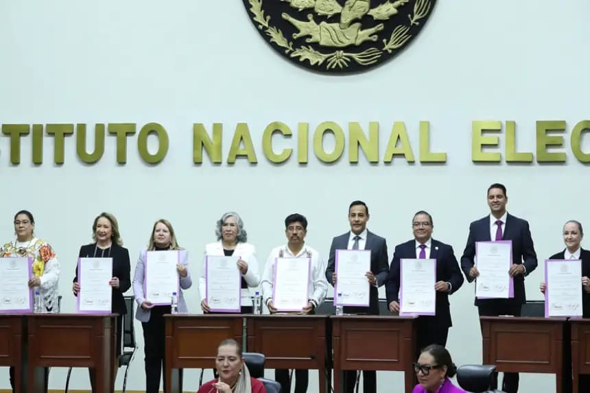 De i a d: Lenia Batres, Yasmín Esquivel, Loretta Ortiz, María Estela Ríos, Hugo Aguilar, Guiovanni Azael Figueroa, Irving Espinosa, Arístides Rodrigo Guerrero y Sara Irene Herrerías posan con sus constancias de mayoría a ministros electos de la Suprema Corte de Justicia de la Nación (SCJN), entregados por el Instituto Nacional Electoral (INE) el 15 de junio de 2025, en Ciudad de México (México). EFE/ Mario Guzmán
