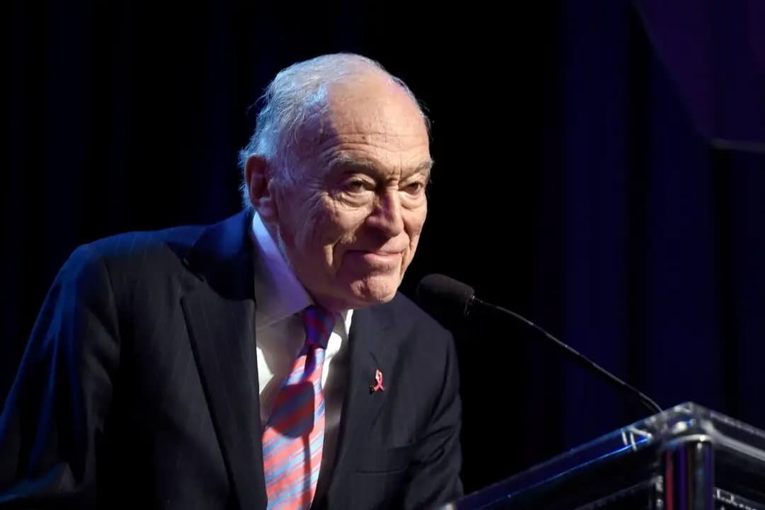 El homenajeado Leonard Lauder recibe el premio Nat King Cole en el escenario durante la gala "An Unforgettable Evening" de la WCRF, presentada por Saks Fifth Avenue en el Beverly Wilshire Four Seasons Hotel de Beverly Hills, California, el 16 de febrero de 2017. (Matt Winkelmeyer/Getty Images para WCRF)
