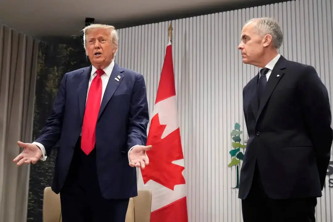 El presidente Donald Trump habla durante una reunión con el primer ministro de Canadá, Mark Carney, al margen de la cumbre del G7, el 16 de junio de 2025, en Kananaskis, Alberta. (Foto AP/Mark Schiefelbein)
