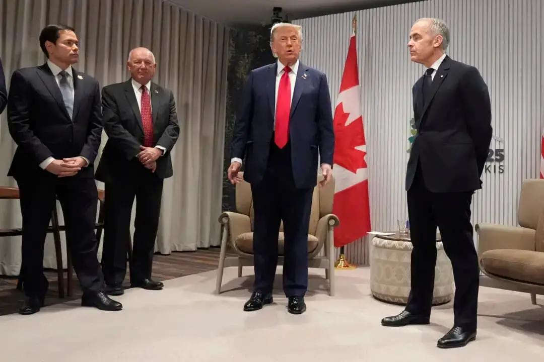 El presidente de EE. UU., Donald Trump (C), habla durante una reunión con el primer ministro canadiense, Mark Carney (D), mientras el secretario de Estado de EE. UU., Marco Rubio (I), y el embajador de EE. UU. en Canadá, Pete Hoekstra (2.º I), escuchan al margen de la cumbre del G7 en Kananaskis, Canadá, el 16 de junio de 2025. (Foto AP/Mark Schiefelbein)
