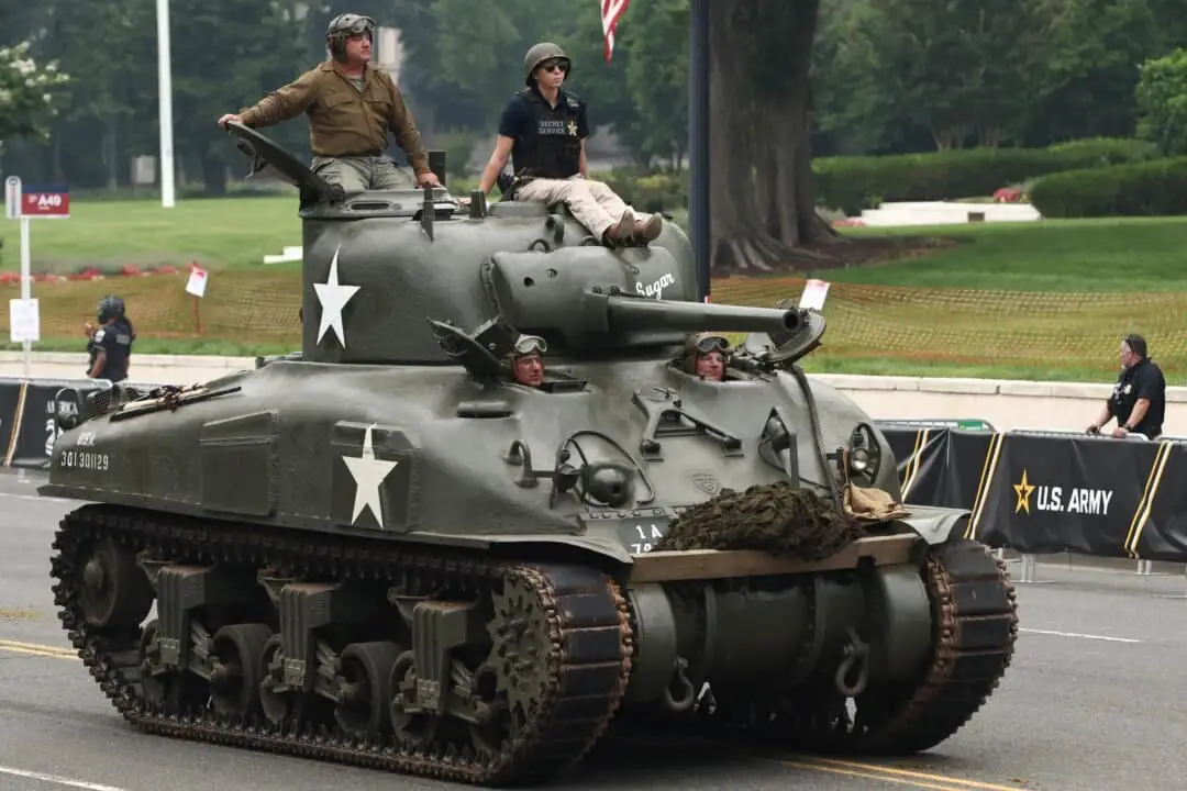 Un tanque Sherman participa en el desfile del 250 aniversario del Ejército en Washington el 14 de junio de 2025. (Foto de Samuel Corum/Getty Images).