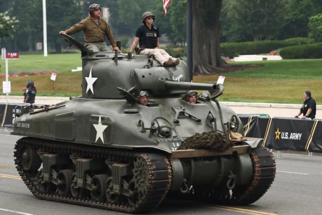 Un tanque Sherman participa en el desfile del 250 aniversario del Ejército en Washington el 14 de junio de 2025. (Foto de Samuel Corum/Getty Images).